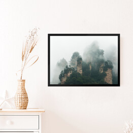 Obraz w ramie Góry otoczone chmurami w Zhangjiajie, Chiny