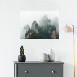 Plakat samoprzylepny Góry otoczone chmurami w Zhangjiajie, Chiny