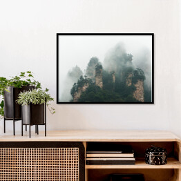 Plakat w ramie Góry otoczone chmurami w Zhangjiajie, Chiny