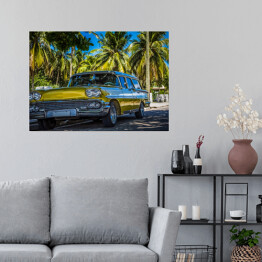 Plakat samoprzylepny Amerykański złocisty żółty klasyczny parking samochodowy w Varadero blisko plaży pod drzewkami palmowymi w Kuba - Seria Kuba reportaż