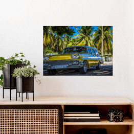 Plakat samoprzylepny Amerykański złocisty żółty klasyczny parking samochodowy w Varadero blisko plaży pod drzewkami palmowymi w Kuba - Seria Kuba reportaż