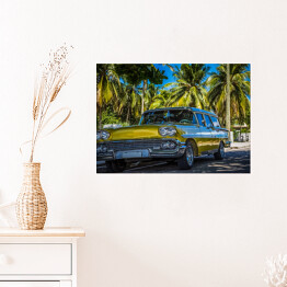 Plakat Amerykański złocisty żółty klasyczny parking samochodowy w Varadero blisko plaży pod drzewkami palmowymi w Kuba - Seria Kuba reportaż