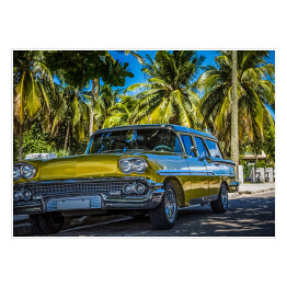 Plakat Amerykański złocisty żółty klasyczny parking samochodowy w Varadero blisko plaży pod drzewkami palmowymi w Kuba - Seria Kuba reportaż