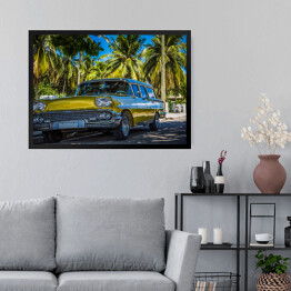 Obraz w ramie Amerykański złocisty żółty klasyczny parking samochodowy w Varadero blisko plaży pod drzewkami palmowymi w Kuba - Seria Kuba reportaż