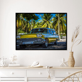Plakat w ramie Amerykański złocisty żółty klasyczny parking samochodowy w Varadero blisko plaży pod drzewkami palmowymi w Kuba - Seria Kuba reportaż