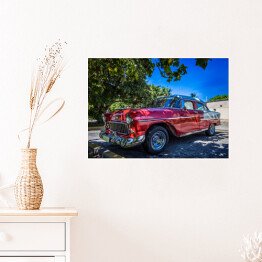 Plakat samoprzylepny Amerykański czerwony samochód w cieniu w Varadero na Kubie