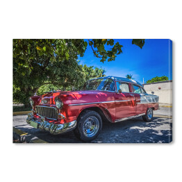 Obraz na płótnie Amerykański czerwony samochód w cieniu w Varadero na Kubie
