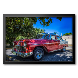 Obraz w ramie Amerykański czerwony samochód w cieniu w Varadero na Kubie