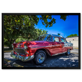 Plakat w ramie Amerykański czerwony samochód w cieniu w Varadero na Kubie