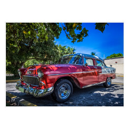 Plakat samoprzylepny Amerykański czerwony samochód w cieniu w Varadero na Kubie