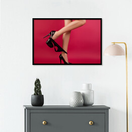 Plakat w ramie Seksowne kobiece nogi w szpilkach na czerwonym tle 