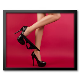Obraz w ramie Seksowne kobiece nogi w szpilkach na czerwonym tle 