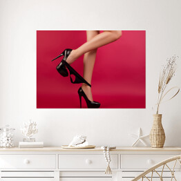 Plakat samoprzylepny Seksowne kobiece nogi w szpilkach na czerwonym tle 