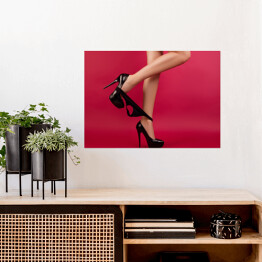 Plakat samoprzylepny Seksowne kobiece nogi w szpilkach na czerwonym tle 