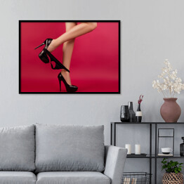 Plakat w ramie Seksowne kobiece nogi w szpilkach na czerwonym tle 