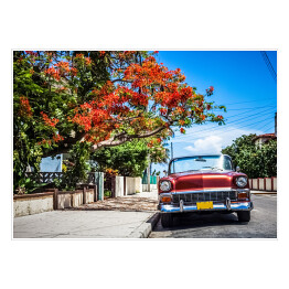 Plakat samoprzylepny Czerwony kabriolet zaparkowany na bocznym pasie w Varadero na Kubie 