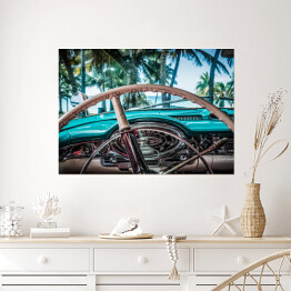 Plakat Widok z wnętrza kabiny amerykańskiego samochodu zabytkowego na plaży z widokiem na Morze Karaibskie 