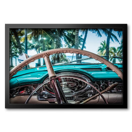 Obraz w ramie Widok z wnętrza kabiny amerykańskiego samochodu zabytkowego na plaży z widokiem na Morze Karaibskie 