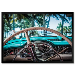 Plakat w ramie Widok z wnętrza kabiny amerykańskiego samochodu zabytkowego na plaży z widokiem na Morze Karaibskie 