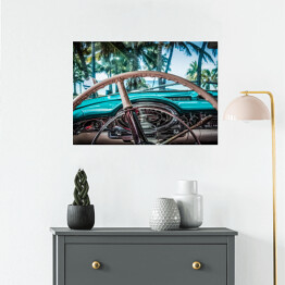 Plakat samoprzylepny Widok z wnętrza kabiny amerykańskiego samochodu zabytkowego na plaży z widokiem na Morze Karaibskie 