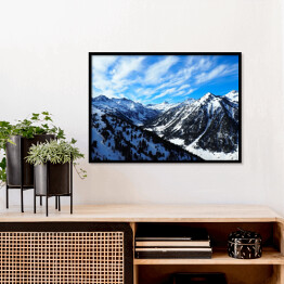 Plakat w ramie Śnieżne góry z drzewami iglastymi