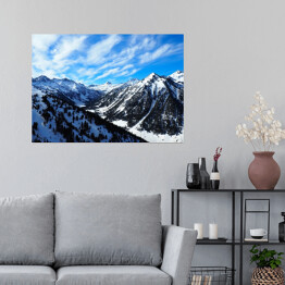 Plakat Śnieżne góry z drzewami iglastymi