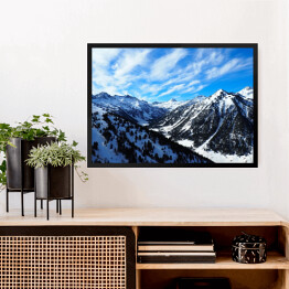 Obraz w ramie Śnieżne góry z drzewami iglastymi