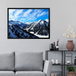 Obraz w ramie Śnieżne góry z drzewami iglastymi