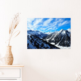 Plakat samoprzylepny Śnieżne góry z drzewami iglastymi