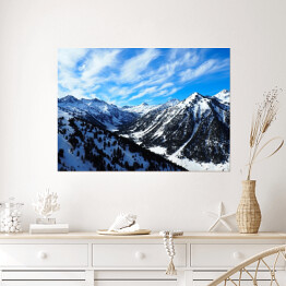 Plakat samoprzylepny Śnieżne góry z drzewami iglastymi