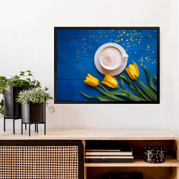 Obraz w ramie Kubek kawy z żółtymi tulipanami i notatka na błękitnym stole
