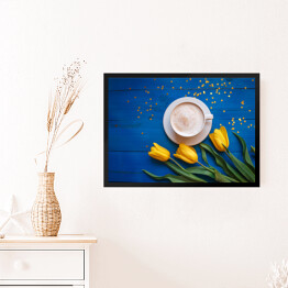 Obraz w ramie Kubek kawy z żółtymi tulipanami i notatka na błękitnym stole