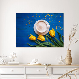 Plakat samoprzylepny Kubek kawy z żółtymi tulipanami i notatka na błękitnym stole