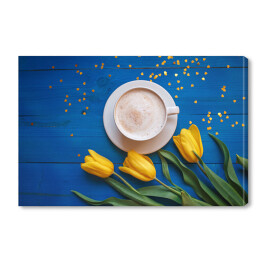 Obraz na płótnie Kubek kawy z żółtymi tulipanami i notatka na błękitnym stole