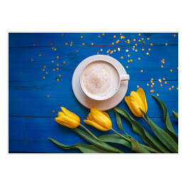Plakat samoprzylepny Kubek kawy z żółtymi tulipanami i notatka na błękitnym stole