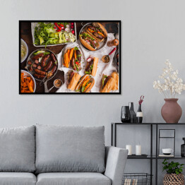 Plakat w ramie Grill - kiełbasa, kanapki ze smażonymi ziemniakami i sosem podawanymi na rustykalnym stole