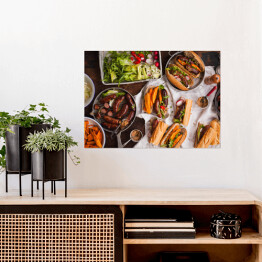 Plakat samoprzylepny Grill - kiełbasa, kanapki ze smażonymi ziemniakami i sosem podawanymi na rustykalnym stole