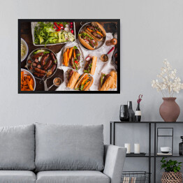 Obraz w ramie Grill - kiełbasa, kanapki ze smażonymi ziemniakami i sosem podawanymi na rustykalnym stole