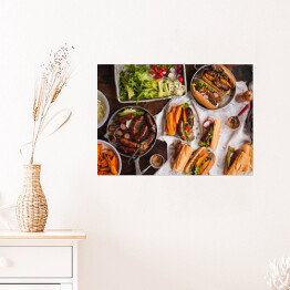 Plakat Grill - kiełbasa, kanapki ze smażonymi ziemniakami i sosem podawanymi na rustykalnym stole