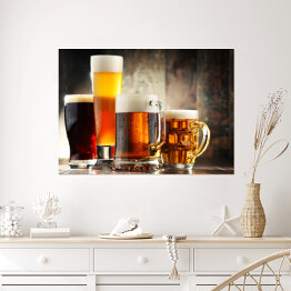 Plakat samoprzylepny Cztery kufle z piwem na drewnianym tle