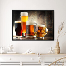 Obraz w ramie Cztery kufle z piwem na drewnianym tle