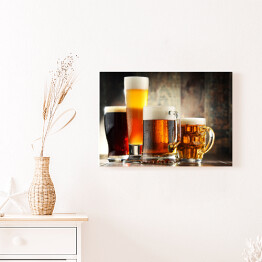 Obraz na płótnie Cztery kufle z piwem na drewnianym tle