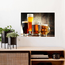 Plakat samoprzylepny Cztery kufle z piwem na drewnianym tle