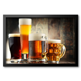 Obraz w ramie Cztery kufle z piwem na drewnianym tle