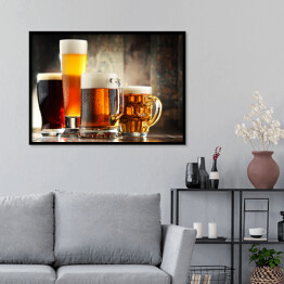 Plakat w ramie Cztery kufle z piwem na drewnianym tle