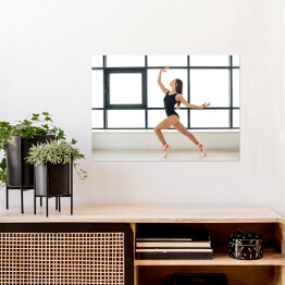 Plakat Balerina na tle szklanej ściany