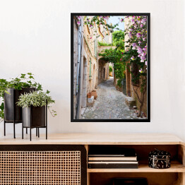 Obraz w ramie Piękna stara kamienna ulica obrośnięta bluszczem we Francji