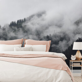 Fototapeta Gęsta mgła nad lasem w górach