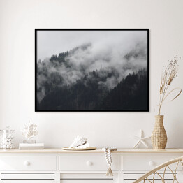 Plakat w ramie Gęsta mgła nad lasem w górach