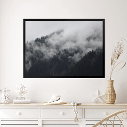 Obraz w ramie Gęsta mgła nad lasem w górach